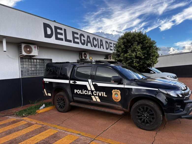 Mulher é presa após esfaquear marido e tentar contra a própria vida em Nova Alvorada do Sul Mulher é presa após esfaquear marido e tentar contra a própria vida em Nova Alvorada do Sul