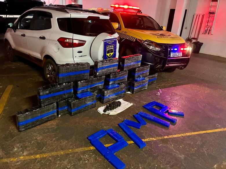 Polícia Rodoviária prende duas pessoas e apreende mais de 190 kg de drogas na MS-141 Polícia Rodoviária prende duas pessoas e apreende mais de 190 kg de drogas na MS-141