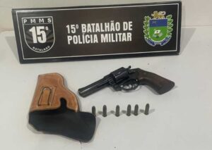 Homem com revólver é preso pela PM ao tentar acessar a Festa da Linguiça em Maracaju Homem com revólver é preso pela PM ao tentar acessar a Festa da Linguiça em Maracaju
