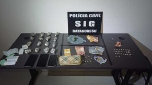 Polícia faz operação em Bataguassu e prende ‘damas’ do tráfico em flagrante Polícia faz operação em Bataguassu e prende 'damas' do tráfico em flagrante
