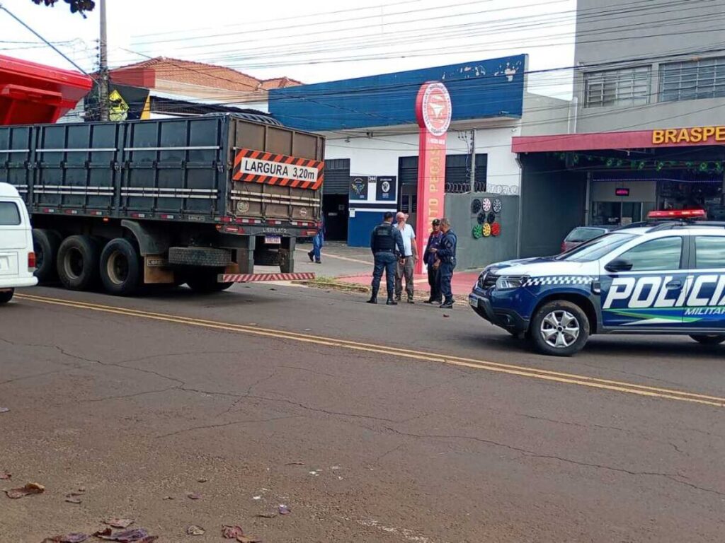 Carreta erra caminho e arranca fiação da Avenida das Bandeiras em Campo Grande Carreta erra caminho e arranca fiação da Avenida das Bandeiras em Campo Grande