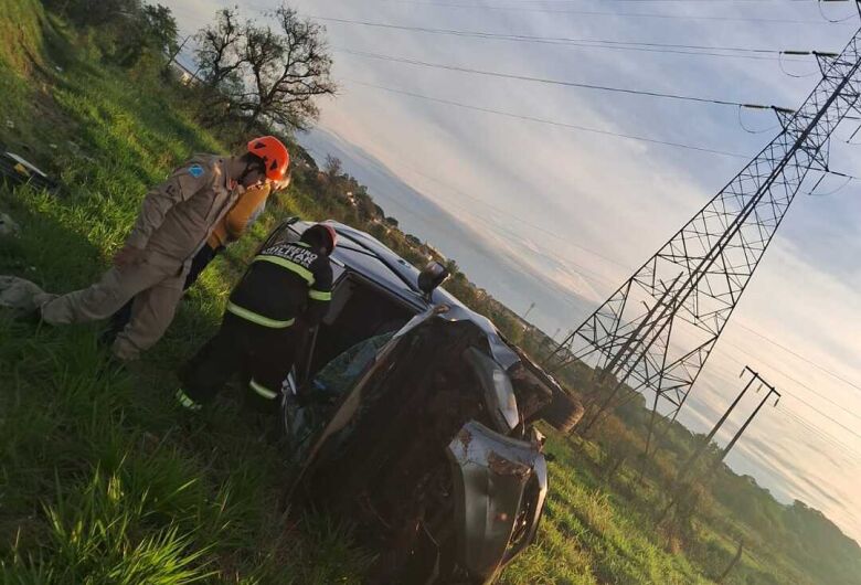 Motorista escapa ileso ao capotar carro várias vezes em Dourados Motorista escapa ileso ao capotar carro várias vezes em Dourados