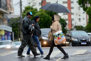Frente fria mantém previsão de chuva e derruba temperaturas em Mato Grosso do Sul neste sábado