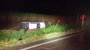 Caminhonete capota MS-276 entre Batayporã e Anaurilândia após motorista cochilar ao volante Caminhonete Mitsubishi L200 Triton ficou destruída após capotar na MS-276, entre Batayporã e Anaurilândi - Foto: WhatsApp/Jornal da Nova