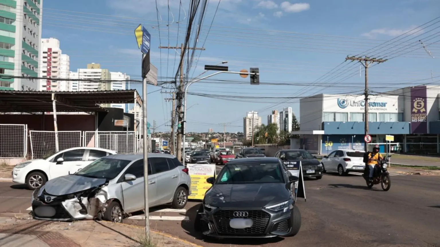 motorista-avanca-sinal-vermelho-e-provoca-acidente-entre-yaris-e-audi