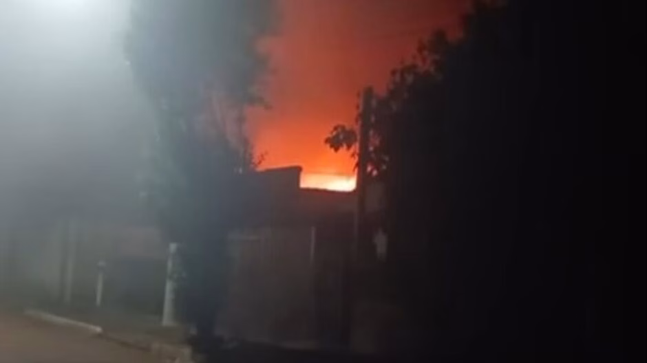 incendio-atinge-residencia-e-destroi-parte-de-estrutura-imobiliaria-na-vila-cohab