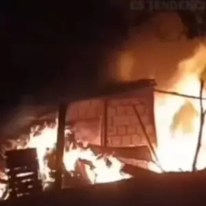 Incêndio destrói casa e deixa homem com queimaduras graves em Ponta Porã incendio-destroi-casa-e-deixa-homem-com-queimaduras-graves-em-ponta-pora