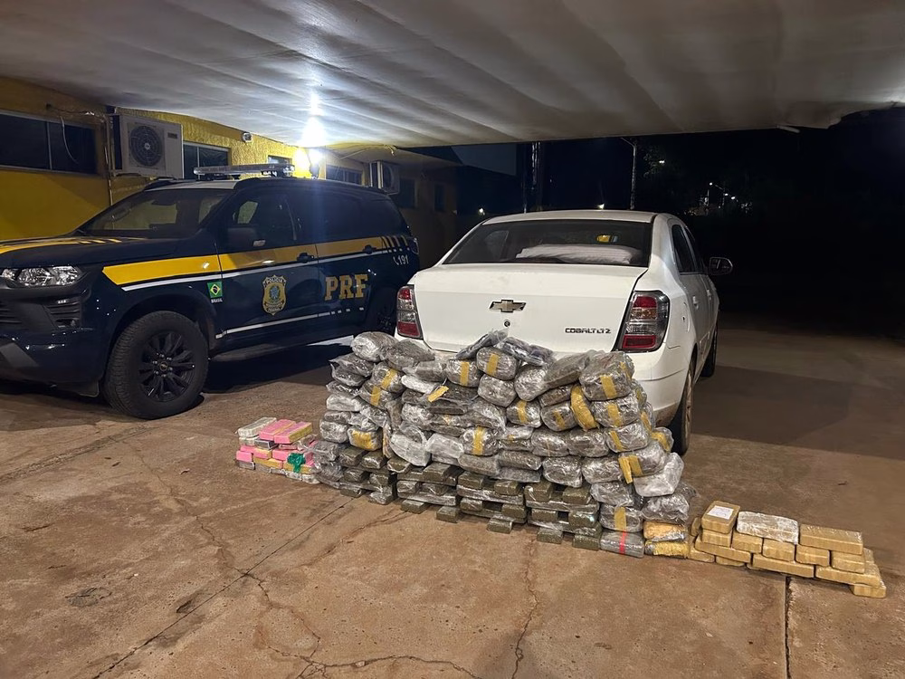 PRF apreende 132 Kg de drogas e prende casal que viajava com bebê em Água Clara prf-apreende-132-kg-de-drogas-e-prende-casal-que-viajava-com-bebe-em-agua-clara