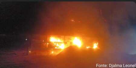 incendio-atinge-carreta-carregada-com-adubo-na-br-158-em-paranaiba