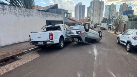 Carro capota e atinge quatro veículos no Chácara Cachoeira carro-capota-e-atinge-quatro-veiculos-no-chacara-cachoeira