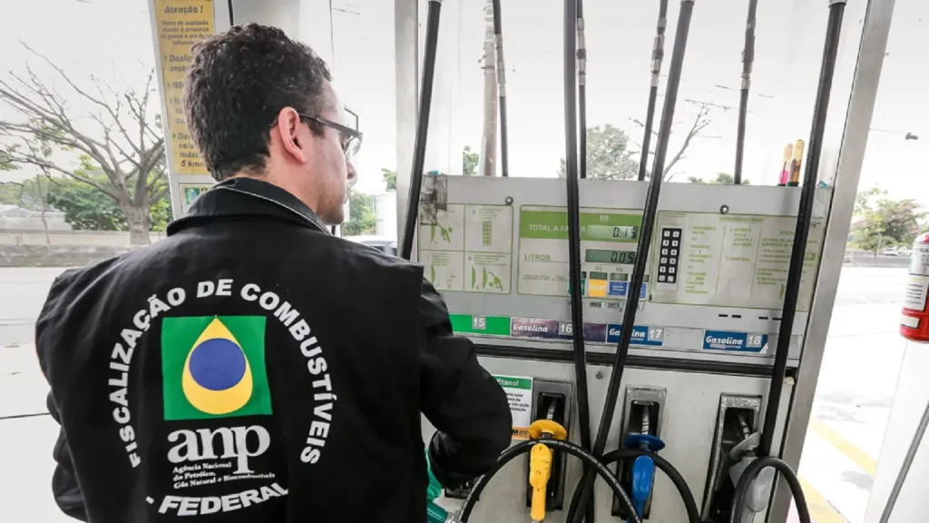 Fiscalização apreende mais de 92 mil litros de combustíveis e solventes e interdita empresas em MS Fiscalização apreende mais de 92 mil litros de combustíveis e solventes e interdita empresas em MS